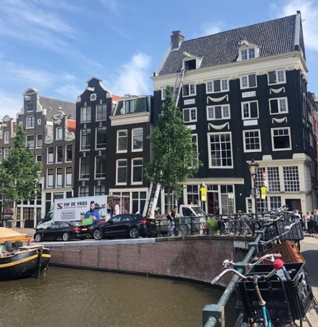 Verhuislift bij grachtenpand in Amsterdam