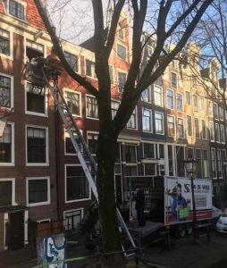 Verhuislift en -wagen langs grachten in Amsterdam