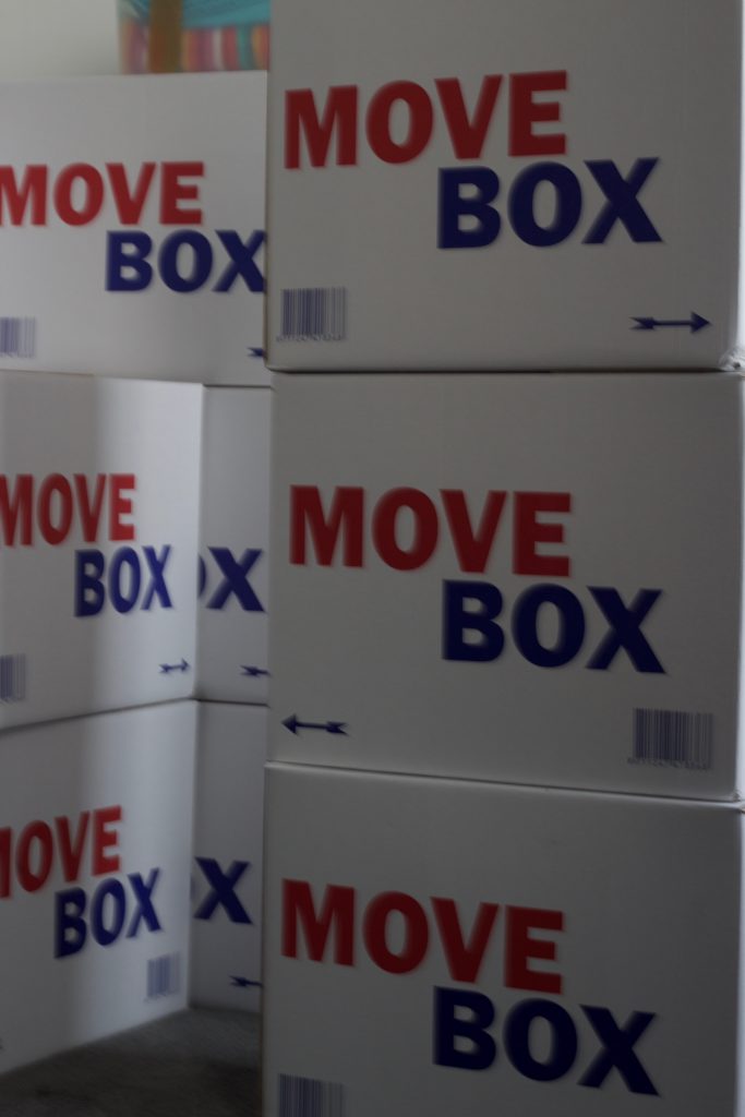 Meerdere verhuisdozen opgestapeld.