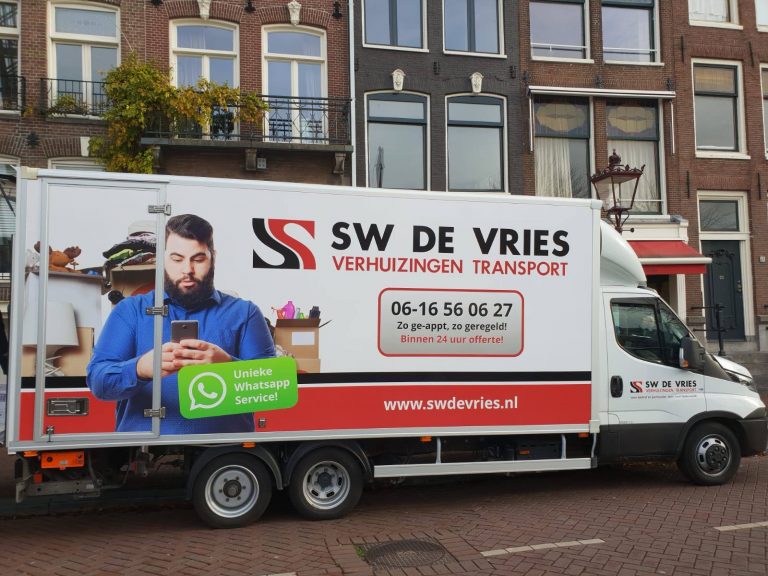 Een verhuiswagen van SW de Vries Verhuizingen in een straat.